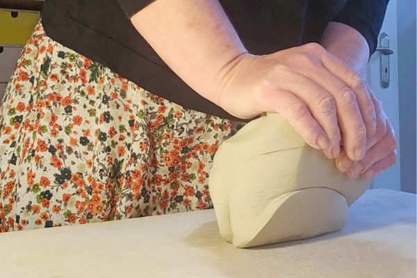 Töpfern für Anfänger- Gründliches Kneten des Tons