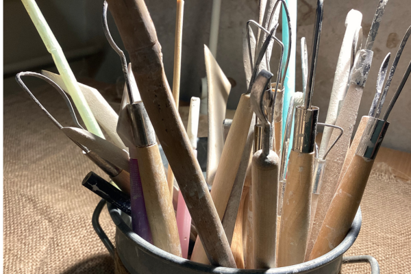 Töpfern für Anfänger- Werkzeug zur Tonbearbeitung