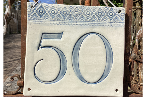 handgemachte Hausnummer aus Keramik